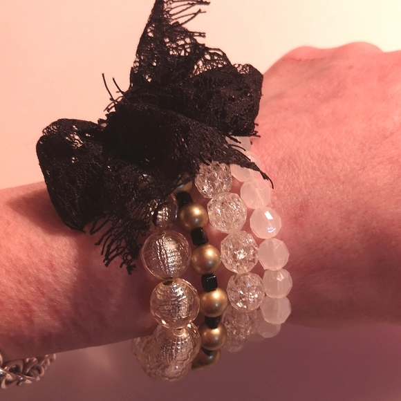 Beaded stacking bracelet with bow 🧱🔥 - Picture 2 of 5